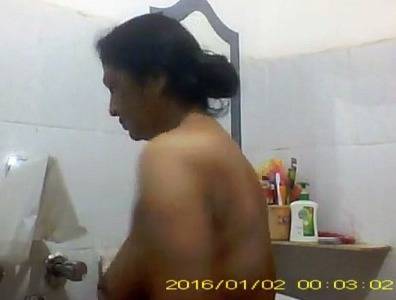 My Real Bengali Mother bathing hiddeen Caam video