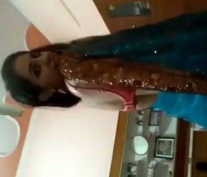 Indian bhabhi undress saree homemade video