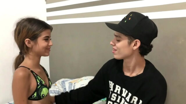 Besos calientes y lamidas de tetas para una pequeña chica HISTORIA COMPLETA