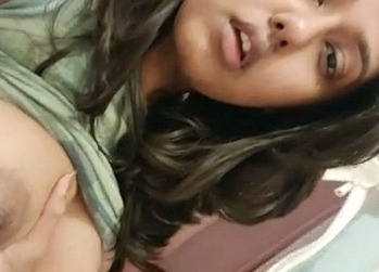 Desi girl showing boobs viral clip from phone